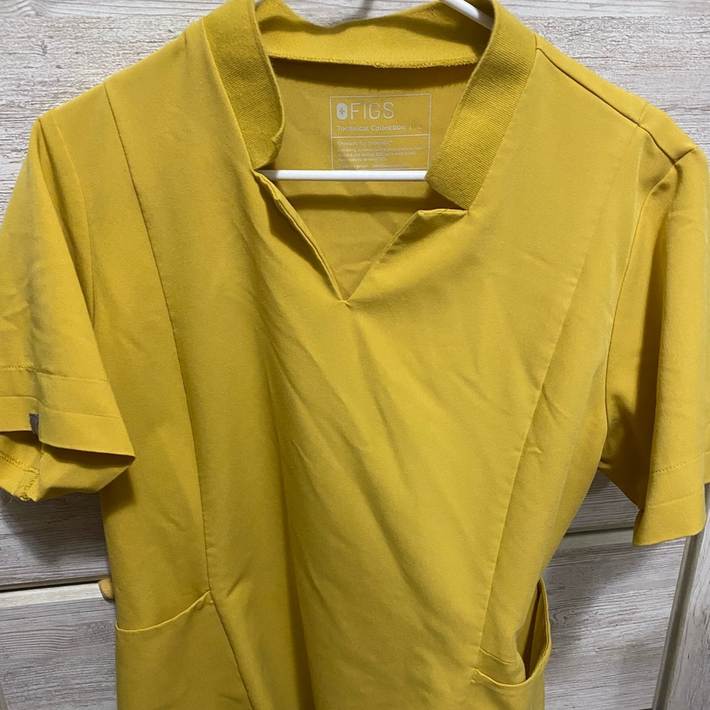 Figs large light gold. Brand new. No tags. To big for ma